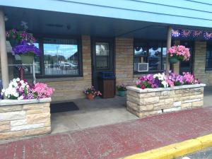 una tienda con dos cajas de flores con flores en Hotel Blue Top Inn, en Stevens Point