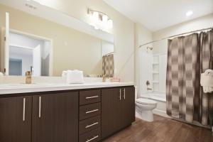 Et badeværelse på Global Luxury Suites in Menlo Park