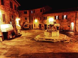 ein leerer Innenhof in einem alten Gebäude in der Nacht in der Unterkunft La Pietraia in Panicale