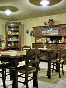 comedor con mesa de madera y sillas en Agriturismo Cascina Ponchietta, en Montà