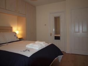 1 dormitorio con 1 cama con toallas en Chez Sé en Drogheda