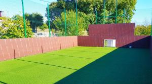 Zahrada ubytování Holiday Home Marko with football field