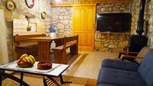 TV a/nebo společenská místnost v ubytování Holiday Home Marko with football field