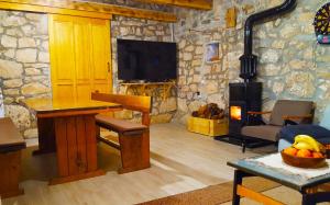 TV a/nebo společenská místnost v ubytování Holiday Home Marko with football field