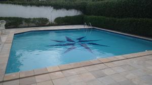 una piscina con una estrella pintada en ella en EXCELENTE APARTAMENTO 4 QUARTOS no RIO VERMELHO, en Salvador