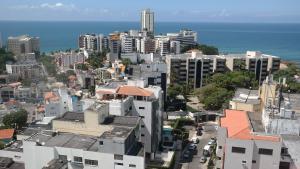 una vista aérea de una ciudad con edificios y el océano en EXCELENTE APARTAMENTO 4 QUARTOS no RIO VERMELHO, en Salvador