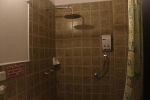 una doccia con soffione in un bagno di Hotel Andino a Quito