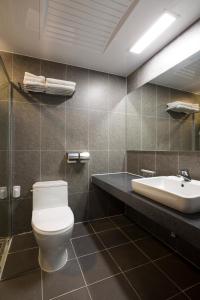 Een badkamer bij New Songtan Hotel