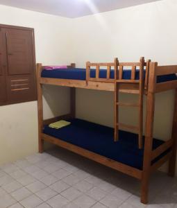 A bunk bed or bunk beds in a room at Casa de Praia em Carneiros