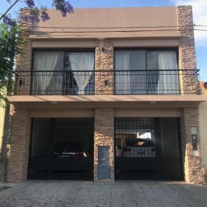 查斯科穆斯Departamento en Chascomús a dos cuadras de laguna的房屋的顶部设有阳台