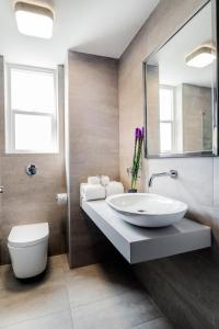 a bathroom with a sink and a toilet at Hotel Viza in Arequipa