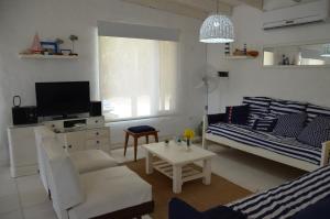 a living room with a bed and a couch at Aire Marino in Balneario Claromecó