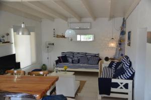 a living room with a couch and a table at Aire Marino in Balneario Claromecó