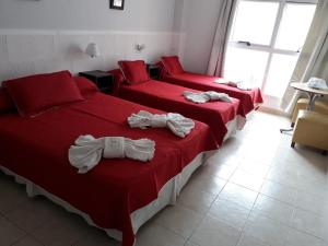 Un pat sau paturi într-o cameră la Hostal Camp de Mar