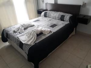 Una cama o camas en una habitación de Hostal Camp de Mar