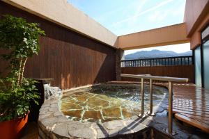 a hot tub in the middle of a patio at Koyokaku in Ureshino