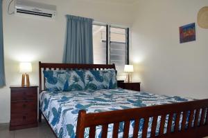 Säng eller sängar i ett rum på Coral Sands Apartments