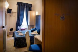 een slaapkamer met een bed en een tafel in een kamer bij Albergo Marechiaro in Rome