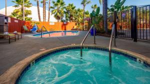 The swimming pool at or close to Best Western PLUS La Mesa San Diego