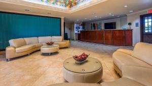 The lobby or reception area at Best Western PLUS La Mesa San Diego