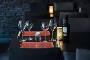ein Tablett mit Weingläsern und einer Flasche Wein in der Unterkunft Best Western Hotel City Gavle in Gävle