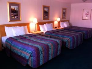 Postel nebo postele na pokoji v ubytování Legacy Inn