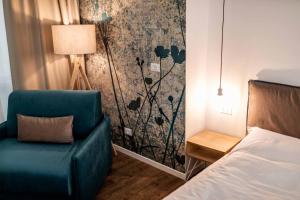 Postel nebo postele na pokoji v ubytování Stay COOPER l Guesthouse zum Löwen