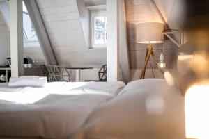 Postel nebo postele na pokoji v ubytování Stay COOPER l Guesthouse zum Löwen