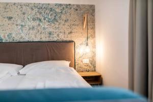 Postel nebo postele na pokoji v ubytování Stay COOPER l Guesthouse zum Löwen