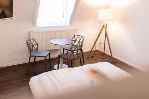 Postel nebo postele na pokoji v ubytování Stay COOPER l Guesthouse zum Löwen