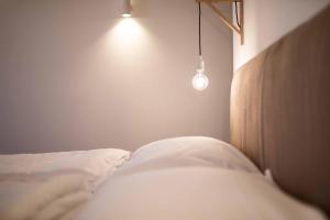 Postel nebo postele na pokoji v ubytování Stay COOPER l Guesthouse zum Löwen