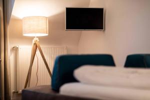 Postel nebo postele na pokoji v ubytování Stay COOPER l Guesthouse zum Löwen