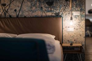 Postel nebo postele na pokoji v ubytování Stay COOPER l Guesthouse zum Löwen