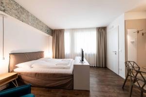 Postel nebo postele na pokoji v ubytování Stay COOPER l Guesthouse zum Löwen