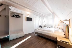 Postel nebo postele na pokoji v ubytování Stay COOPER l Guesthouse zum Löwen