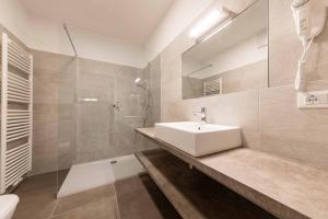 Koupelna v ubytování Stay COOPER l Guesthouse zum Löwen + 37 fotografií