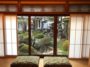 Elle offre une vue sur le jardin depuis sa porte en verre. dans l'établissement ShikiShiki Shinra, à Kyoto