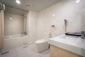Koupelna v ubytování Yoyo Hotel