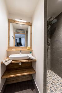 uma casa de banho com um lavatório e um espelho em Nazca C6 em Val Thorens
