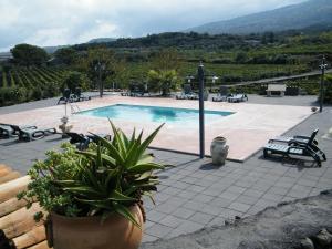 Bazén v ubytovaní Etna Wine Azienda Agrituristica alebo v jeho blízkosti