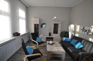 uma sala de estar com um sofá e uma mesa em Feriendomizil Auszeit em Wernigerode