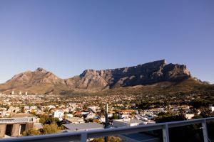 Ein allgemeiner Bergblick oder ein Berglick von des Bed & Breakfasts aus