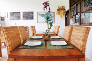 Un restaurante o sitio para comer en d'Sawah Amed Homestay & Warung