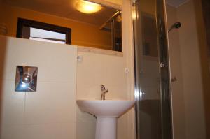 a bathroom with a sink and a shower at Wigwam Apartament 5-osobowy in Sopot