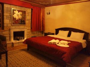 een slaapkamer met een bed met twee handdoeken erop bij Aggelon Katafygio in Asprangeloi