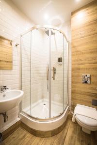 ウラジオストクにあるHotel KamInnのバスルーム(シャワー、トイレ、シンク付)