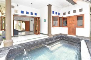 a swimming pool in the middle of a house at RedDoorz @ Jalan Gatot Subroto Denpasar in Denpasar
