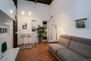 een woonkamer met een bank en een bar bij Margana Suite in Rome