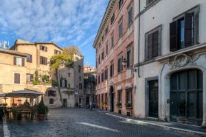 een lege straat in een oude stad met gebouwen bij Margana Suite in Rome