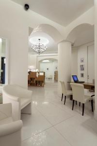 ミラノにあるMaison Milano | UNA Esperienzeのリビングルーム(テーブル、椅子、ノートパソコン付)